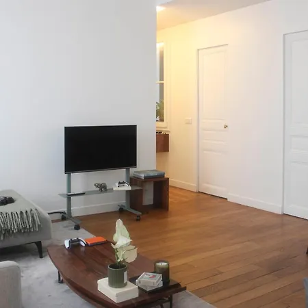 Charming 2-bedroom In The 16 Appartamento *